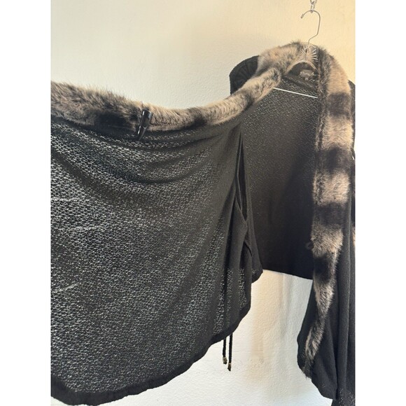 Pretty Angel Sleeveless Faux Fur Trim Oversized Wrap With Toggle Closure L/XL - Picture 6 of 10